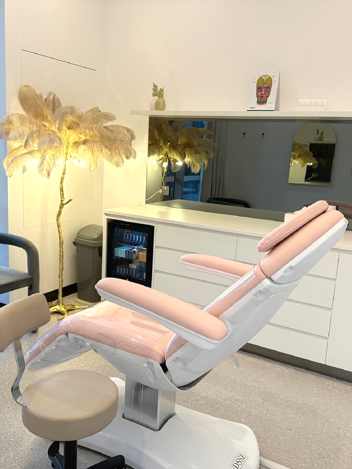 LA Lips® WoolloongabbaA clinical space, reimagined - spacious layouts, modern interiors, and absolute cleanliness, because your comfort matters