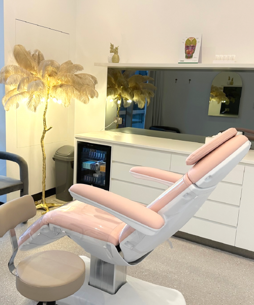 LA Lips® WoolloongabbaA clinical space, reimagined - spacious layouts, modern interiors, and absolute cleanliness, because your comfort matters